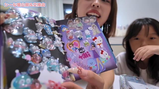 元子役YouTuber・おさき、シール帳を披露の画像