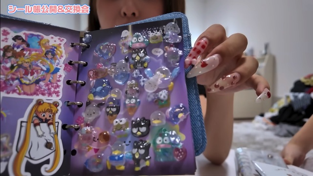 元子役YouTuber・おさき、シール帳を披露の画像