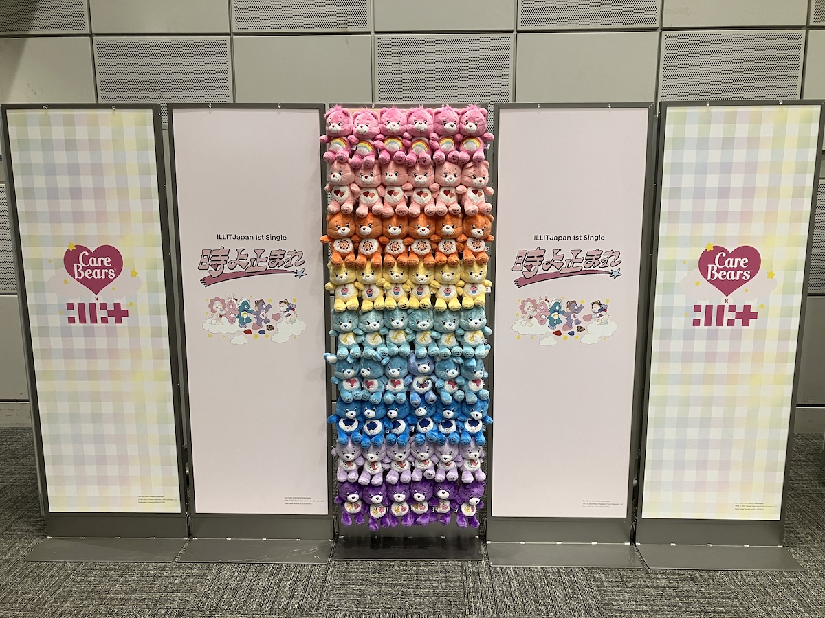 ILLIT ショーケース展示