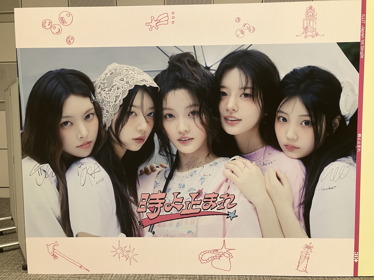 ILLIT ショーケース展示