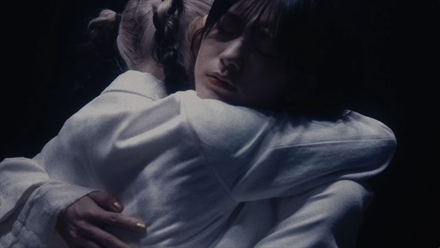 「DON’T CRY」MVより