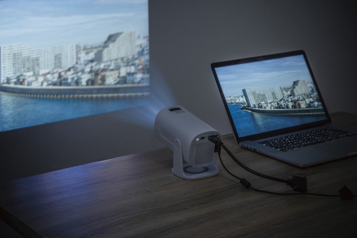 ニトリ、1万円切るプロジェクターの画像