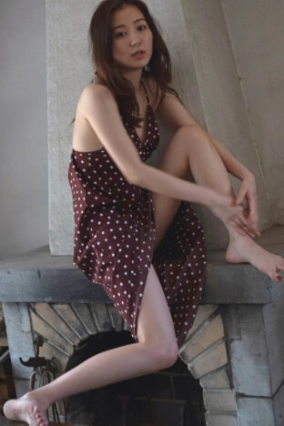 高田里穂、最新写真集『素描』11月に発売