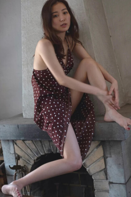 高田里穂、最新写真集『素描』11月に発売