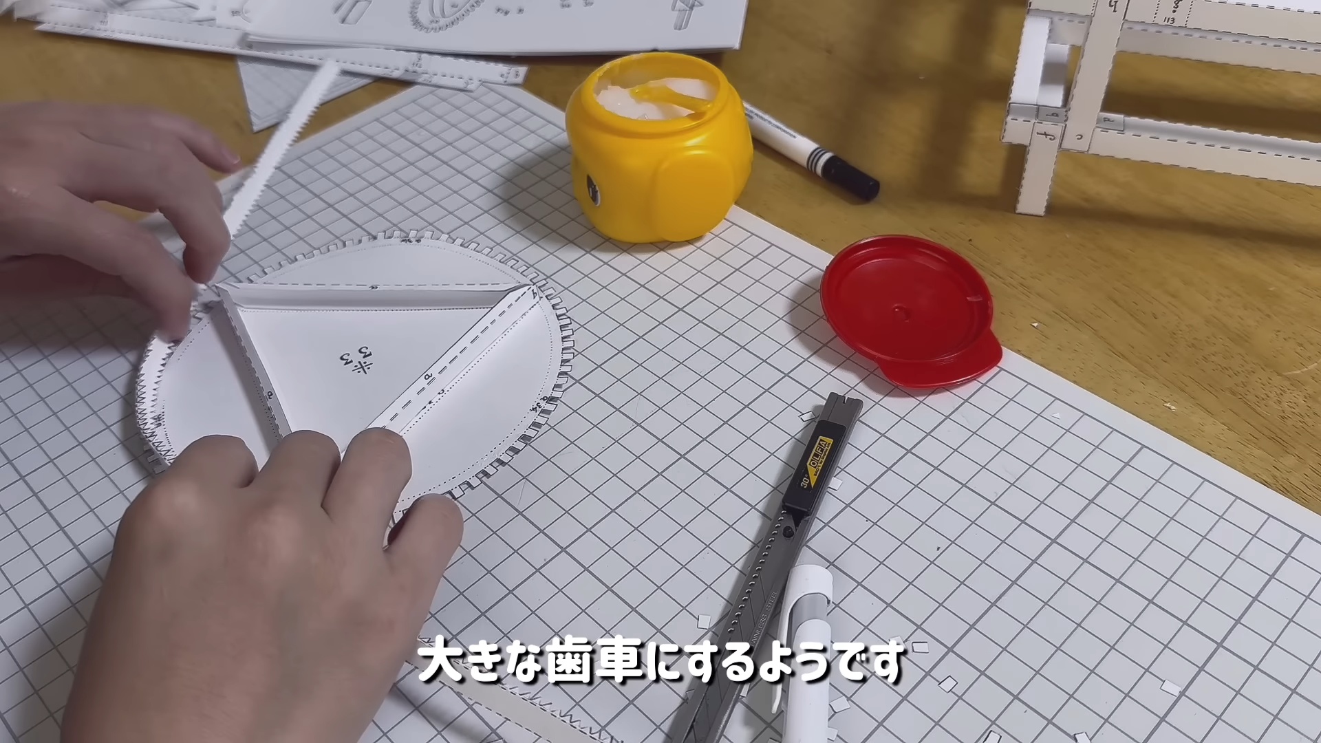 女性YouTuber、「紙」だけで作った時計に反響の画像