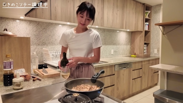 晩酌を楽しむ佐々木希