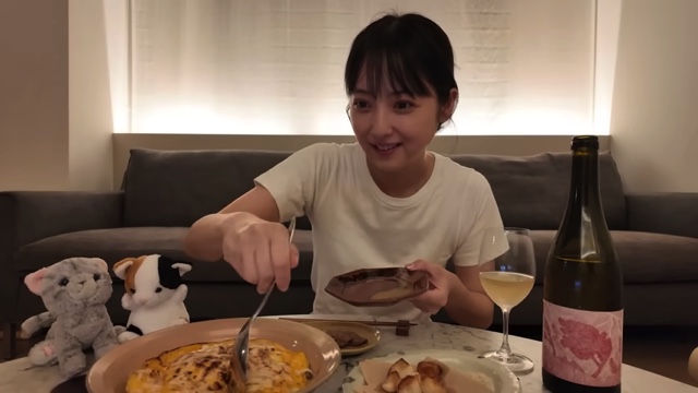 晩酌を楽しむ佐々木希