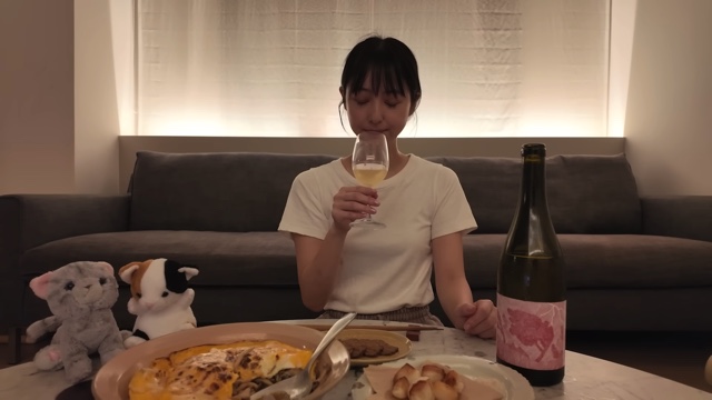 晩酌を楽しむ佐々木希