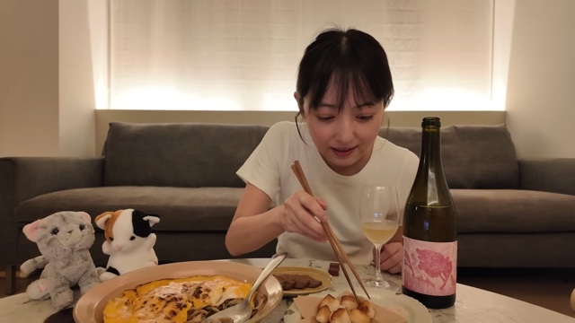 晩酌を楽しむ佐々木希