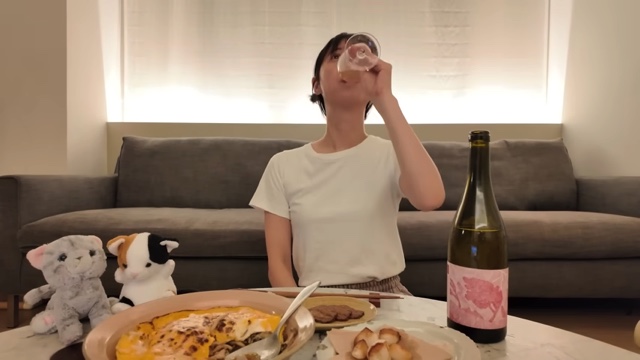 晩酌を楽しむ佐々木希