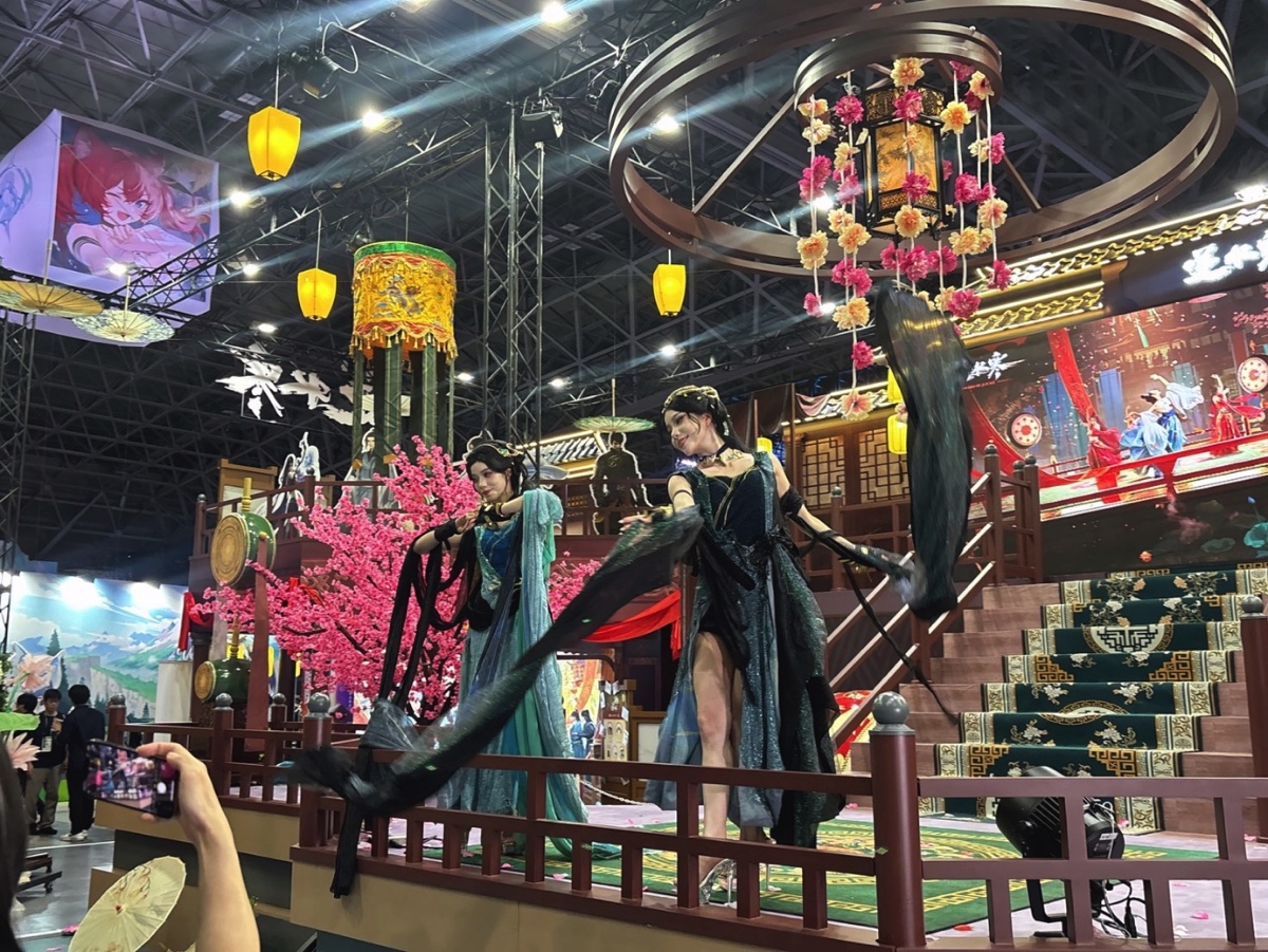 『東京ゲームショウ2025』を見て回る十束おとは