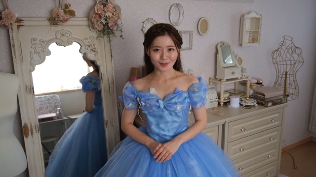 YouTuber、実写版シンデレラのドレスを自作の画像
