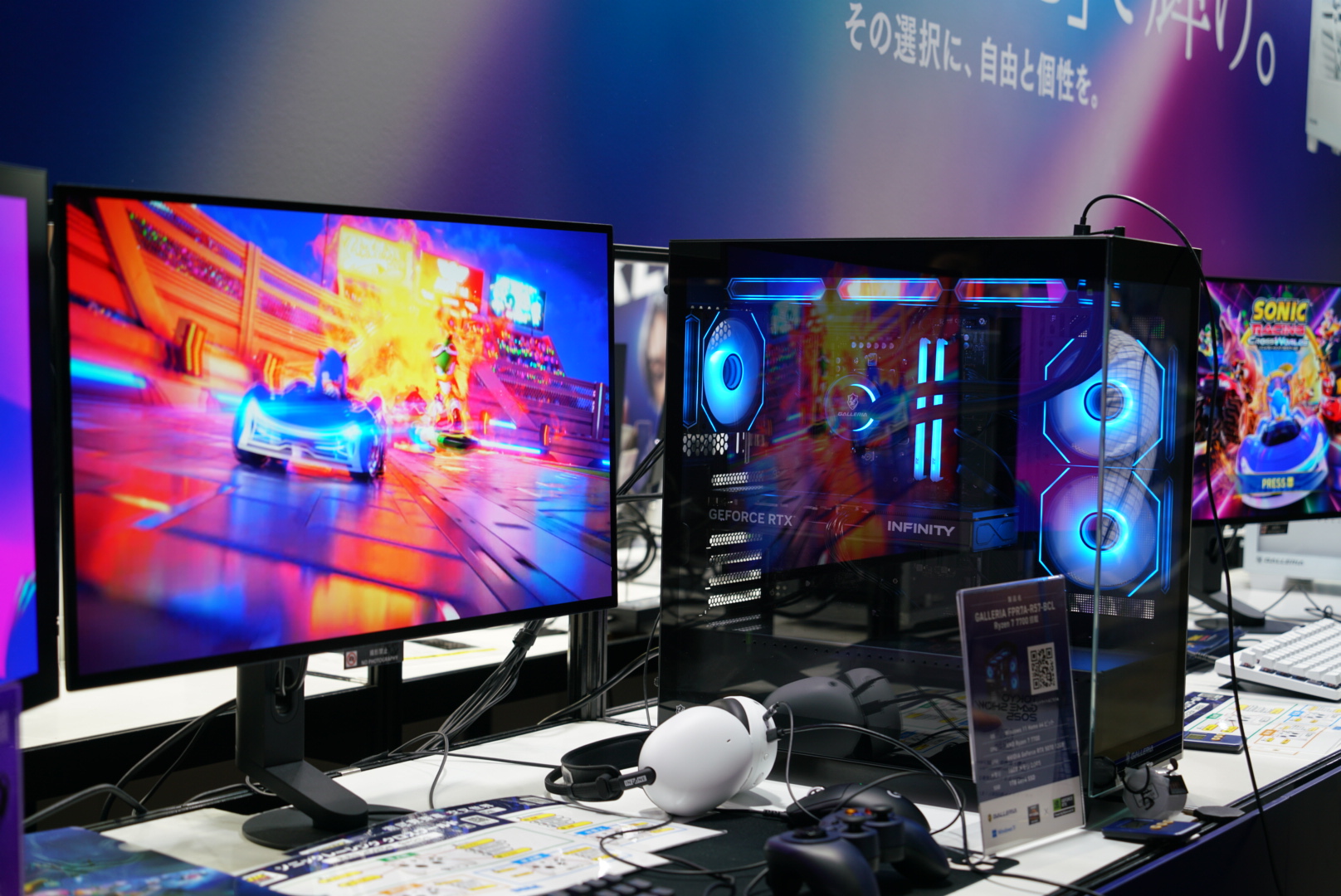 デザイン性が高い筐体を採用したFシリーズ