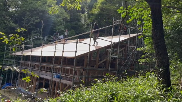 山の廃墟をDIYで建て直していく様子