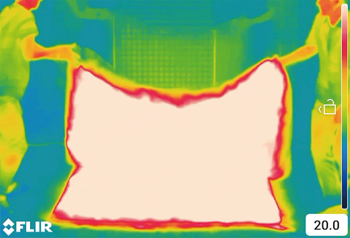 カドー、人気乾燥機にブラック追加の画像