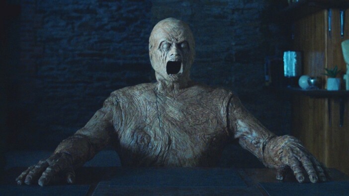 盲目の霊媒師が呪われた木製マネキンと未解決事件に挑む　『視える』予告編＆新場面写真