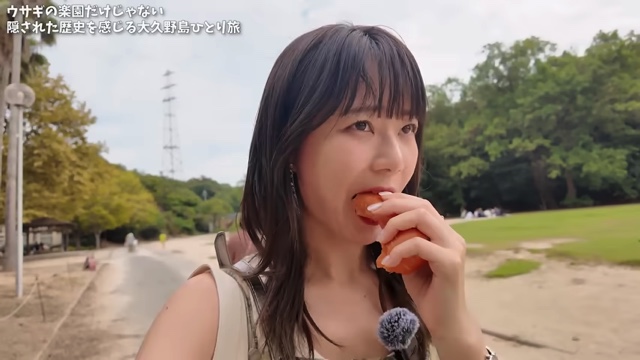 うさぎと戯れるいけちゃん