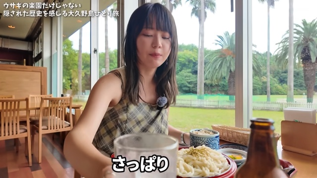 うさぎと戯れるいけちゃん