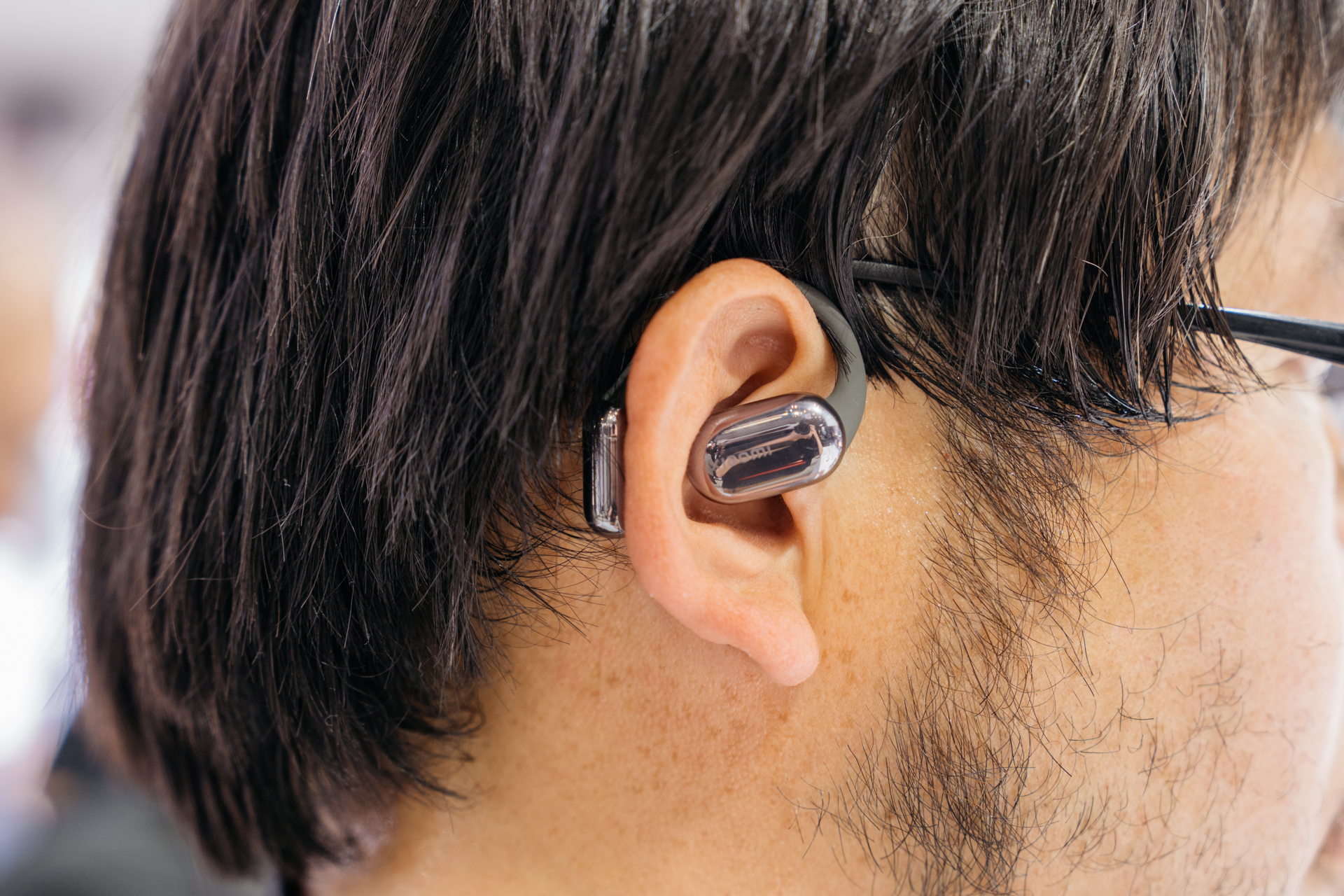 『Xiaomi OpenWear Stereo Pro』着用している様子