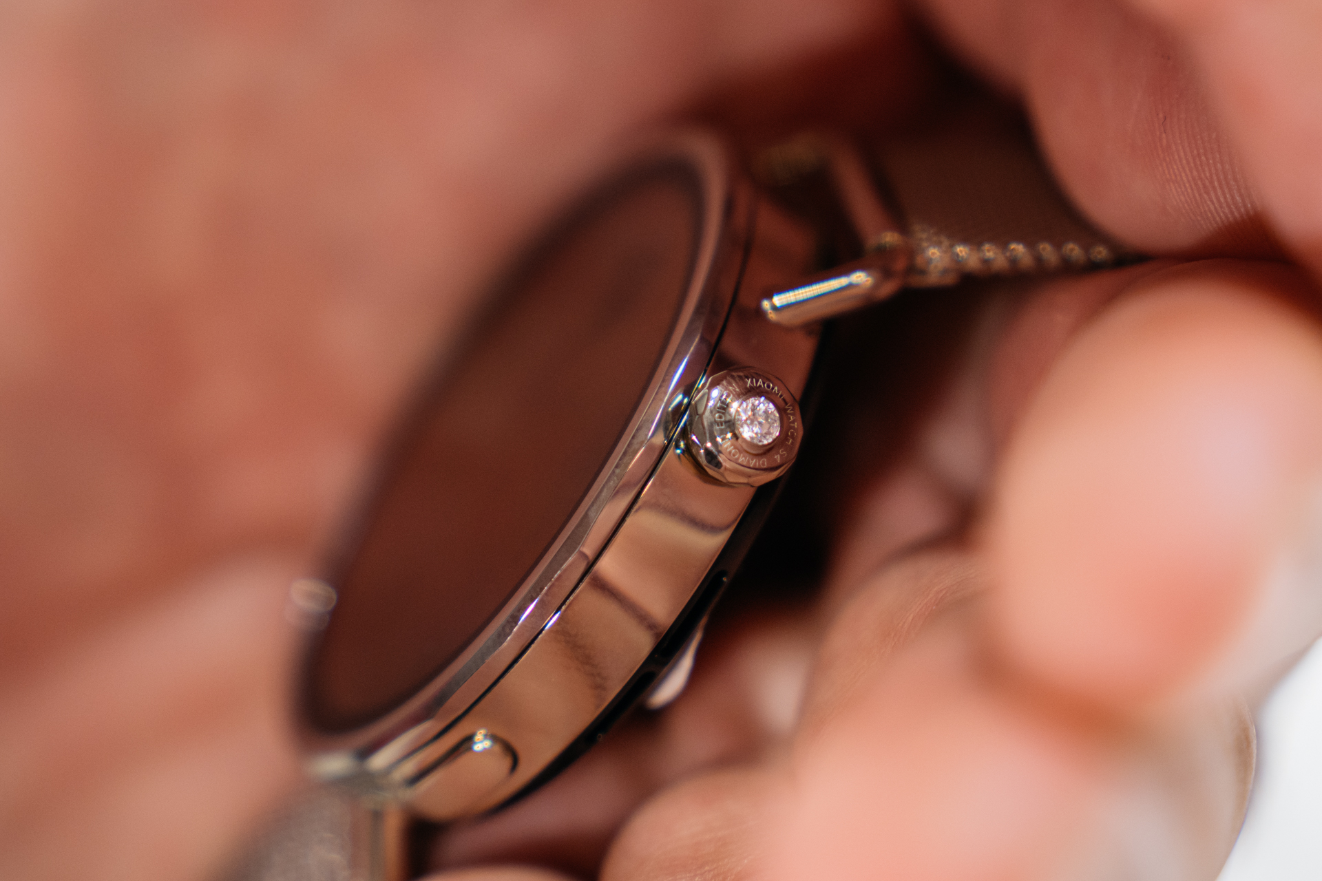 埋め込まれている人工ダイヤ