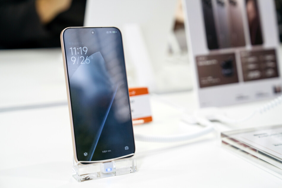 無印モデル『Xiaomi 15T』がスタンドに置いている様子