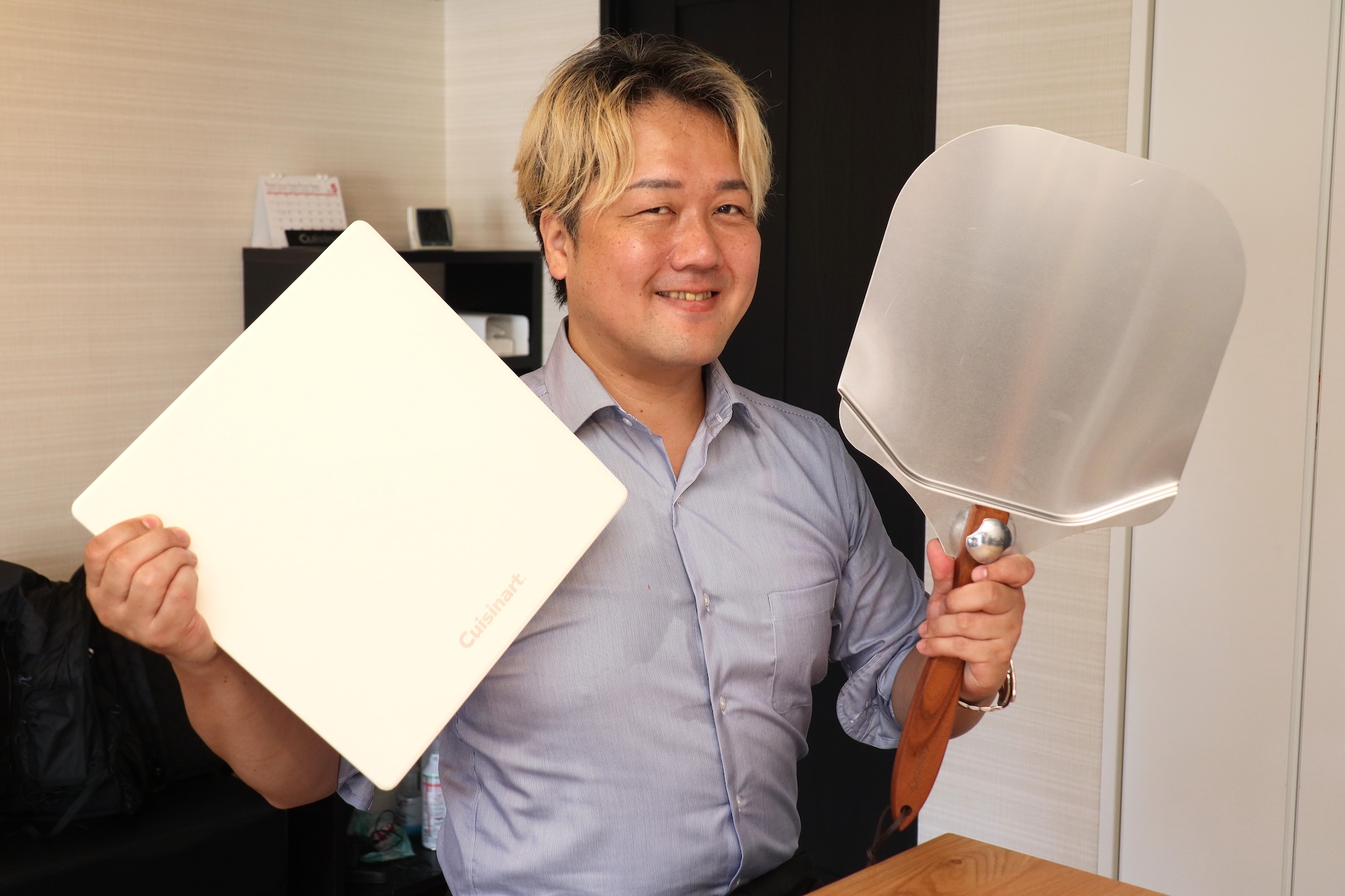 付属のピザストーン（左）とピザピール（右）を持つテンションが上がる大西さん