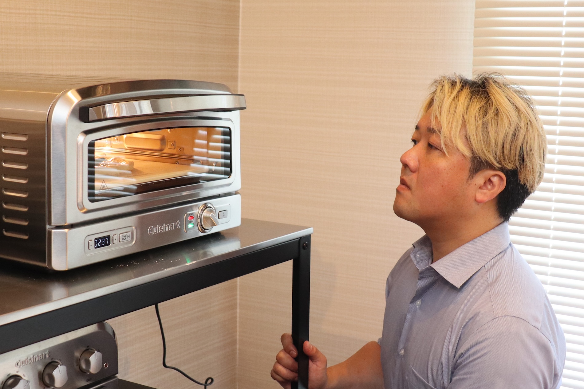 焼き上がりを見る大西哲也