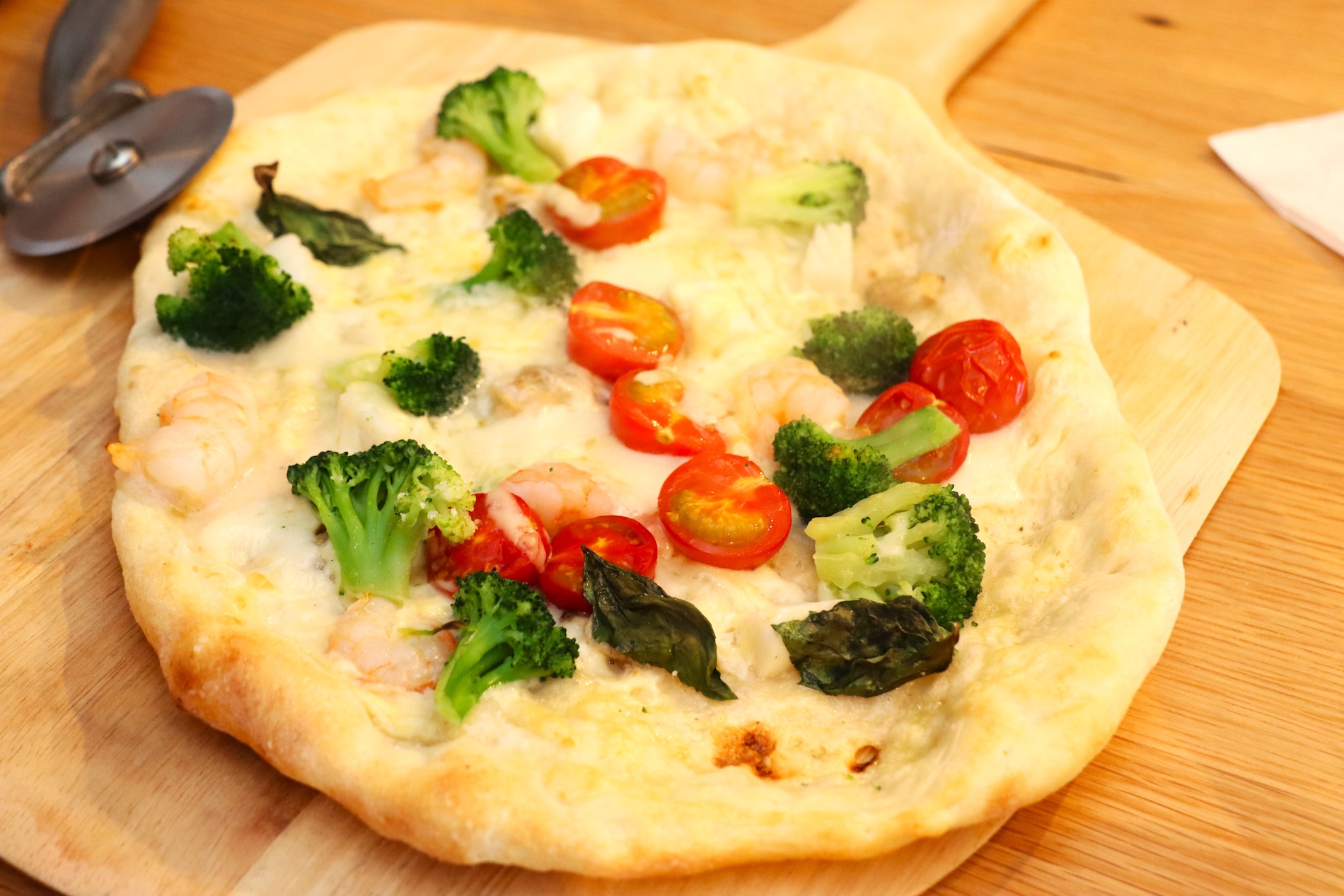 ホワイトソースのアメリカンシーフードピザ