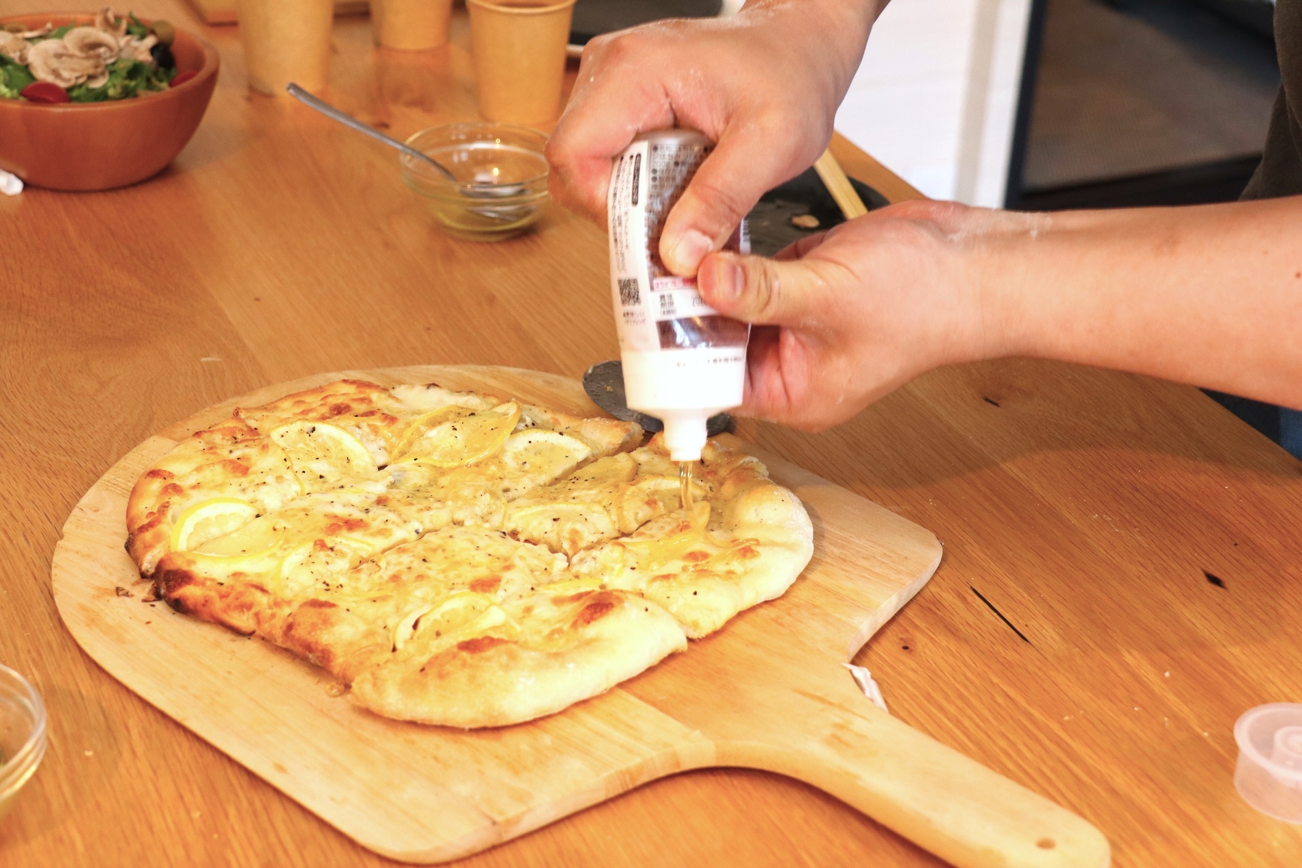 ピッツアにさらにはちみつをかける