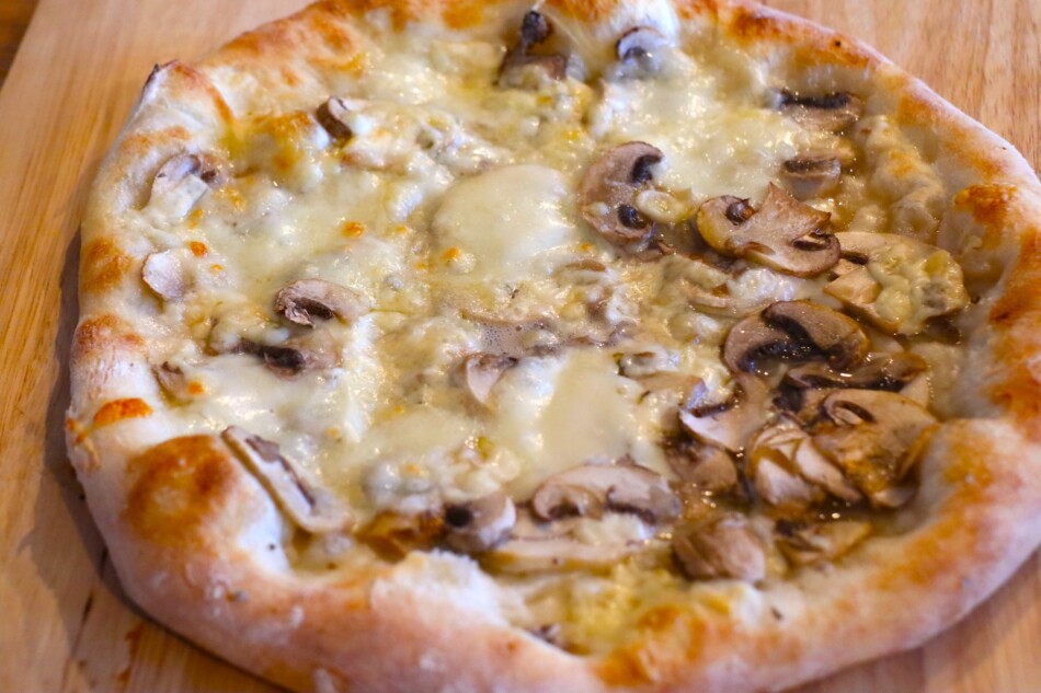 ナポリピッツアのマッシュルーム乗せ