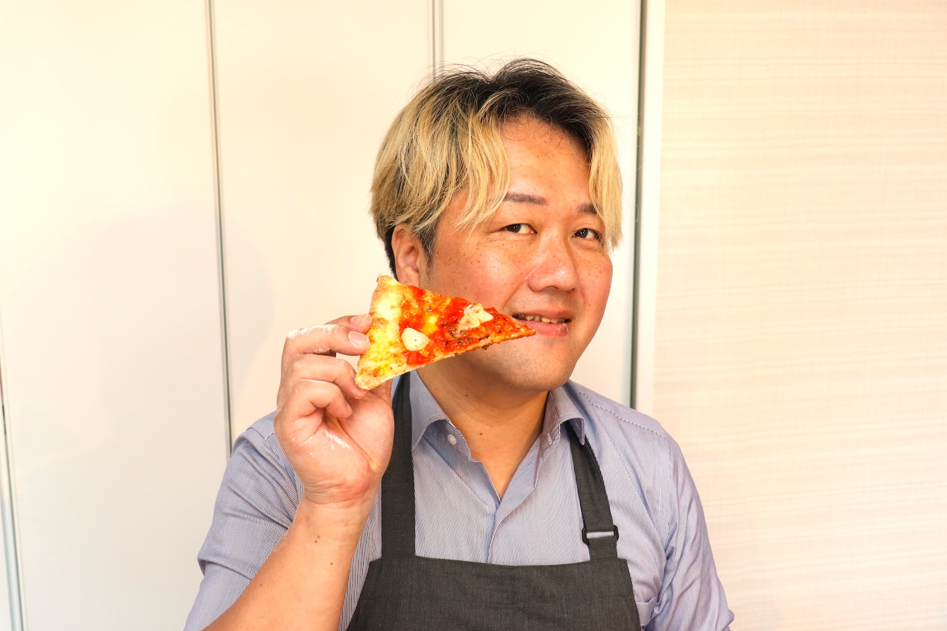 ピザと顔を並べる大西哲也