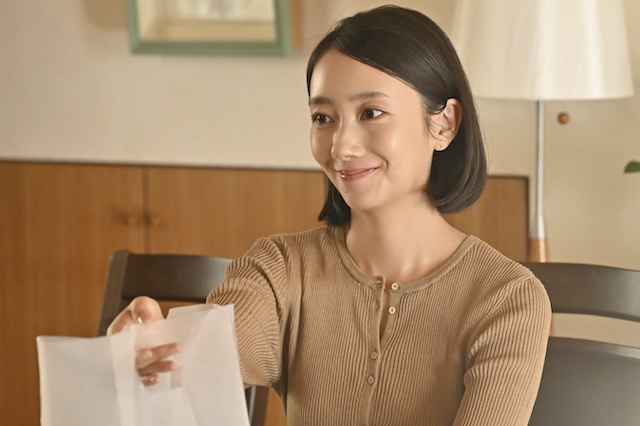 『フェイクマミー』正反対の波瑠×川栄李奈の画像