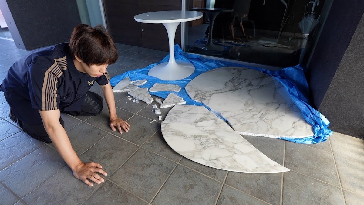 はじめしゃちょー、130万円のテーブルが粉々に