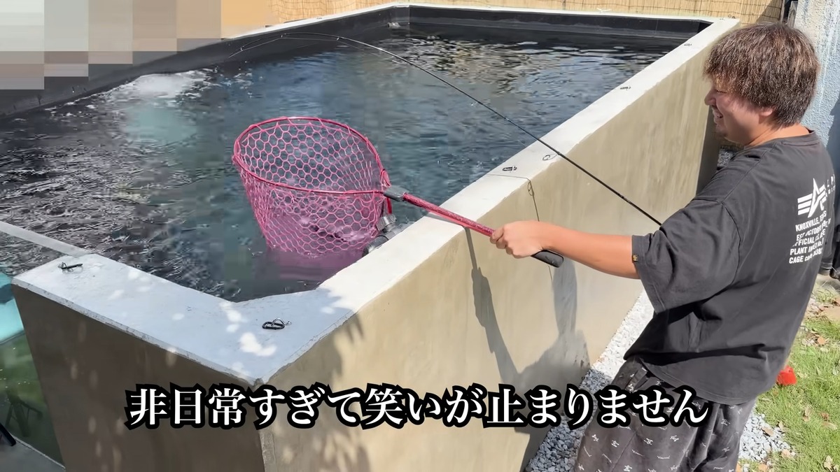 DIY系YouTuber、“庭に作った池”で釣りに挑戦の画像