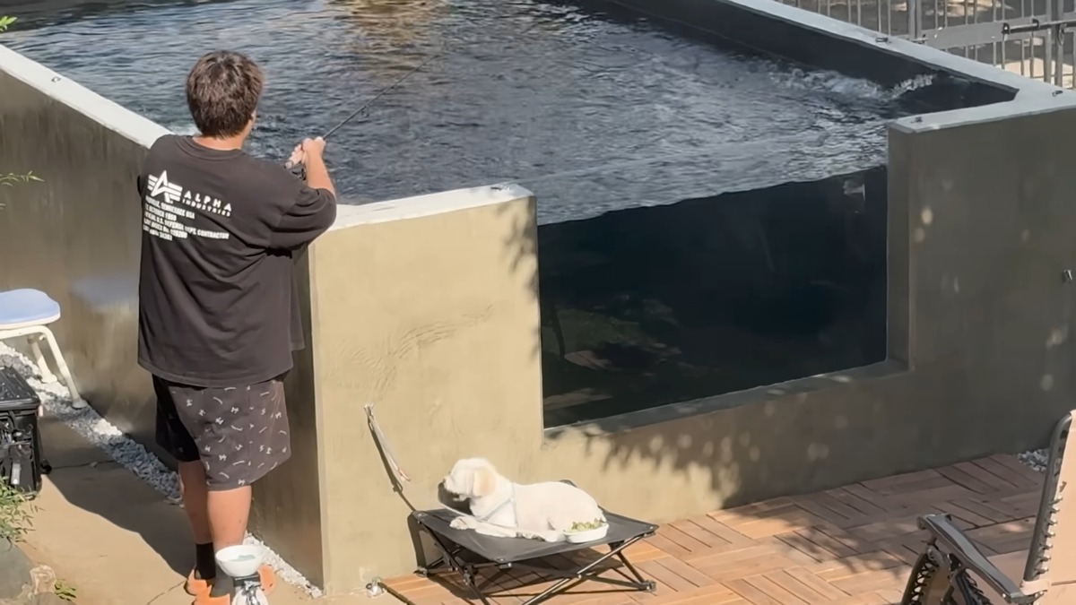 DIY系YouTuber、“庭に作った池”で釣りに挑戦の画像