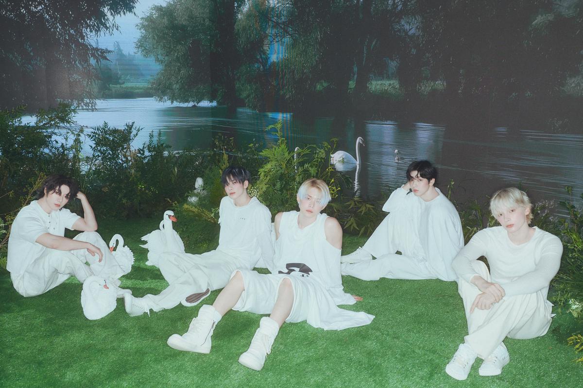 TOMORROW X TOGETHER (P)&(C) BIGHIT MUSIC