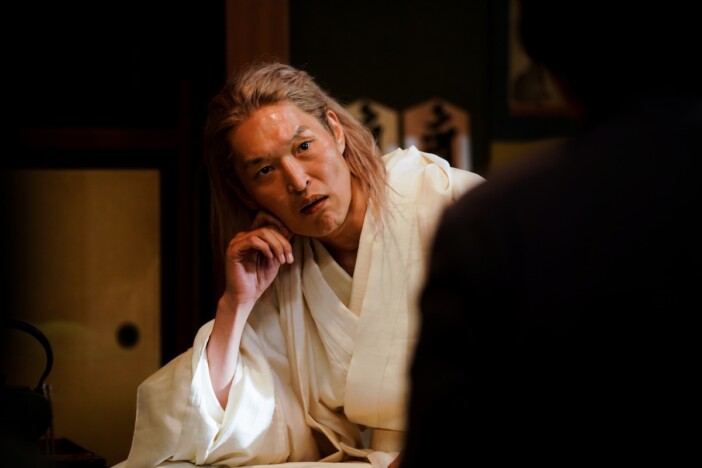 儀式のシーンで千原ジュニアの狂気が炸裂　『次元を超える』本編映像＆新場面写真公開