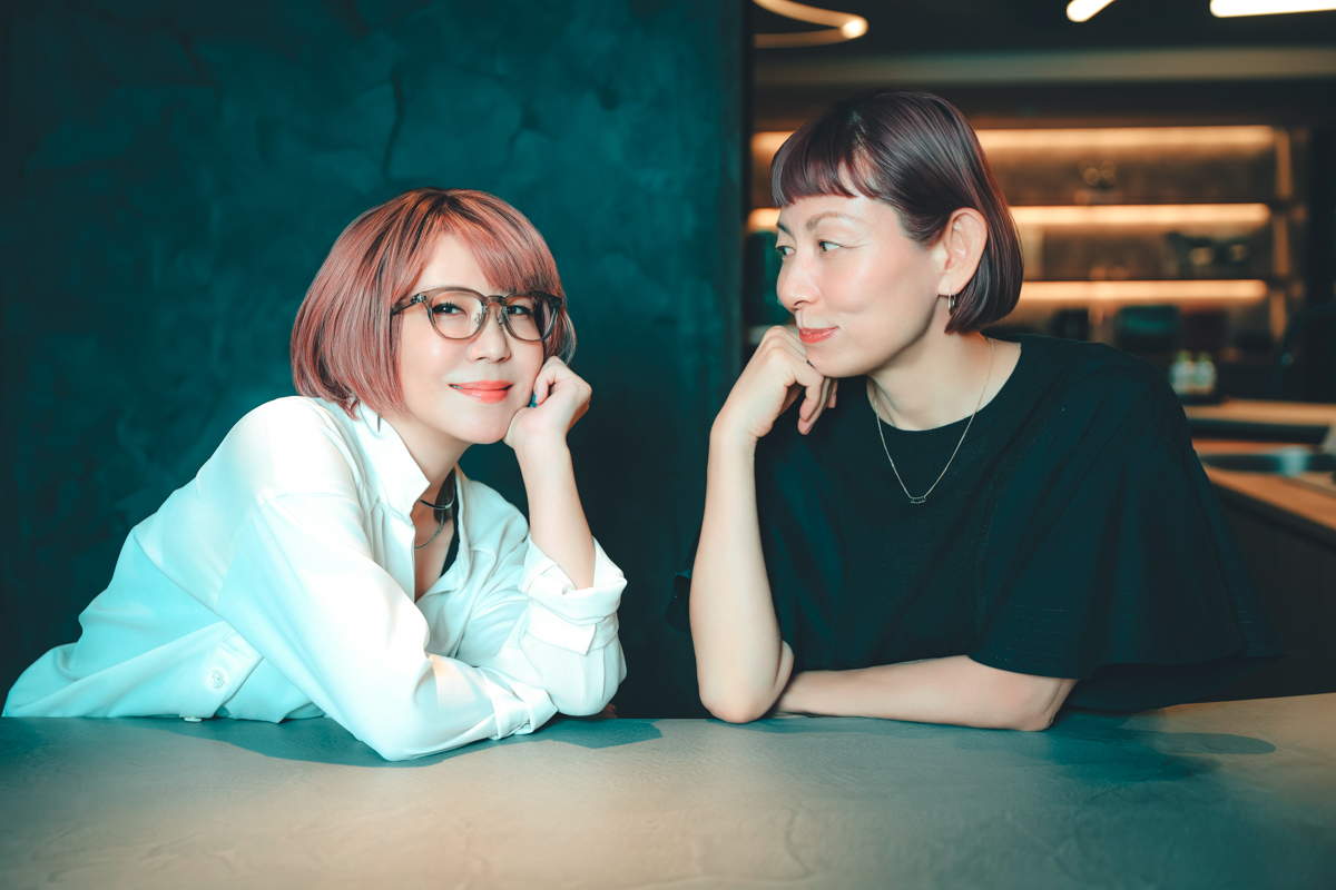 『愚か者の身分』の原作者の西尾潤と監督の永田琴