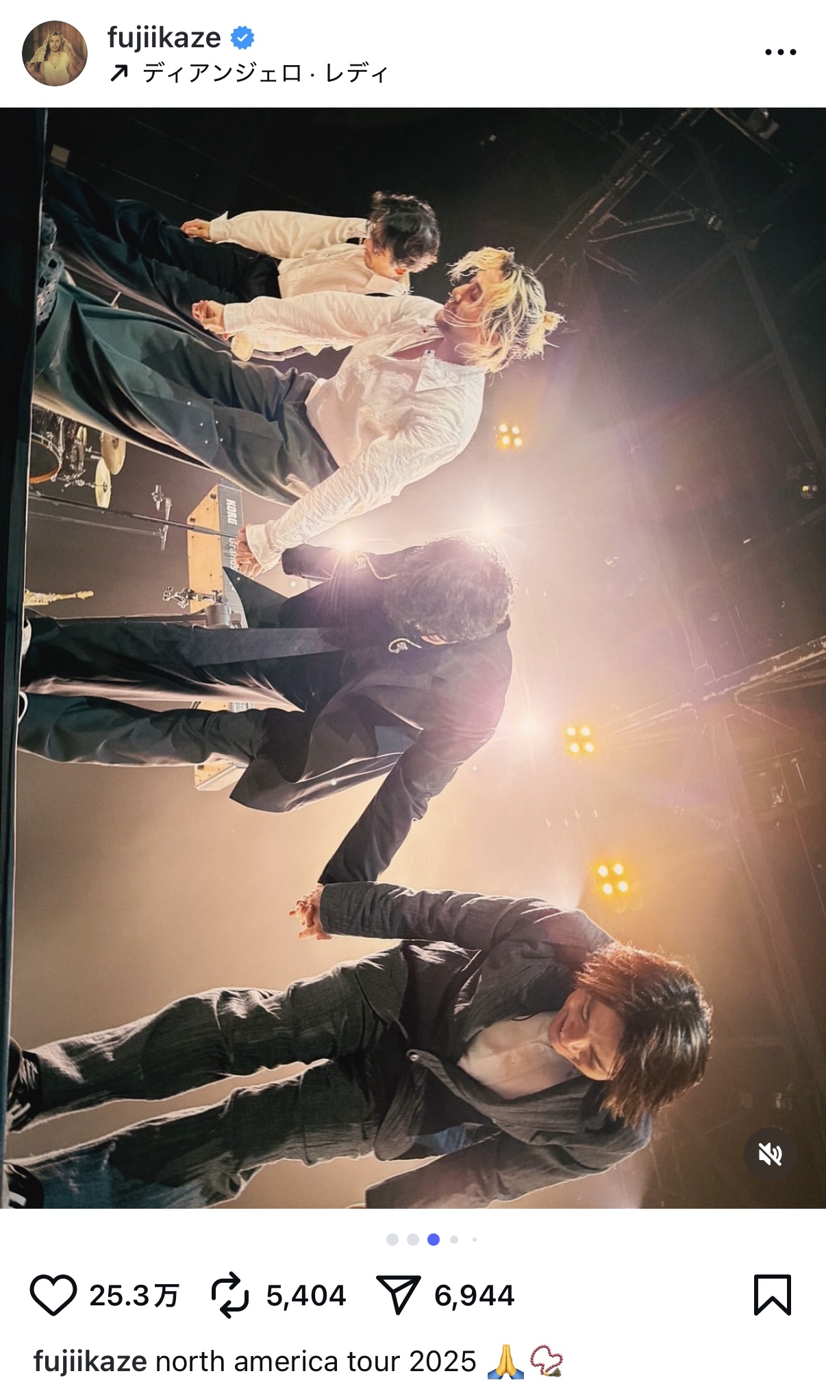 藤井 風、飲み物を豪快に流し込むオフショの画像