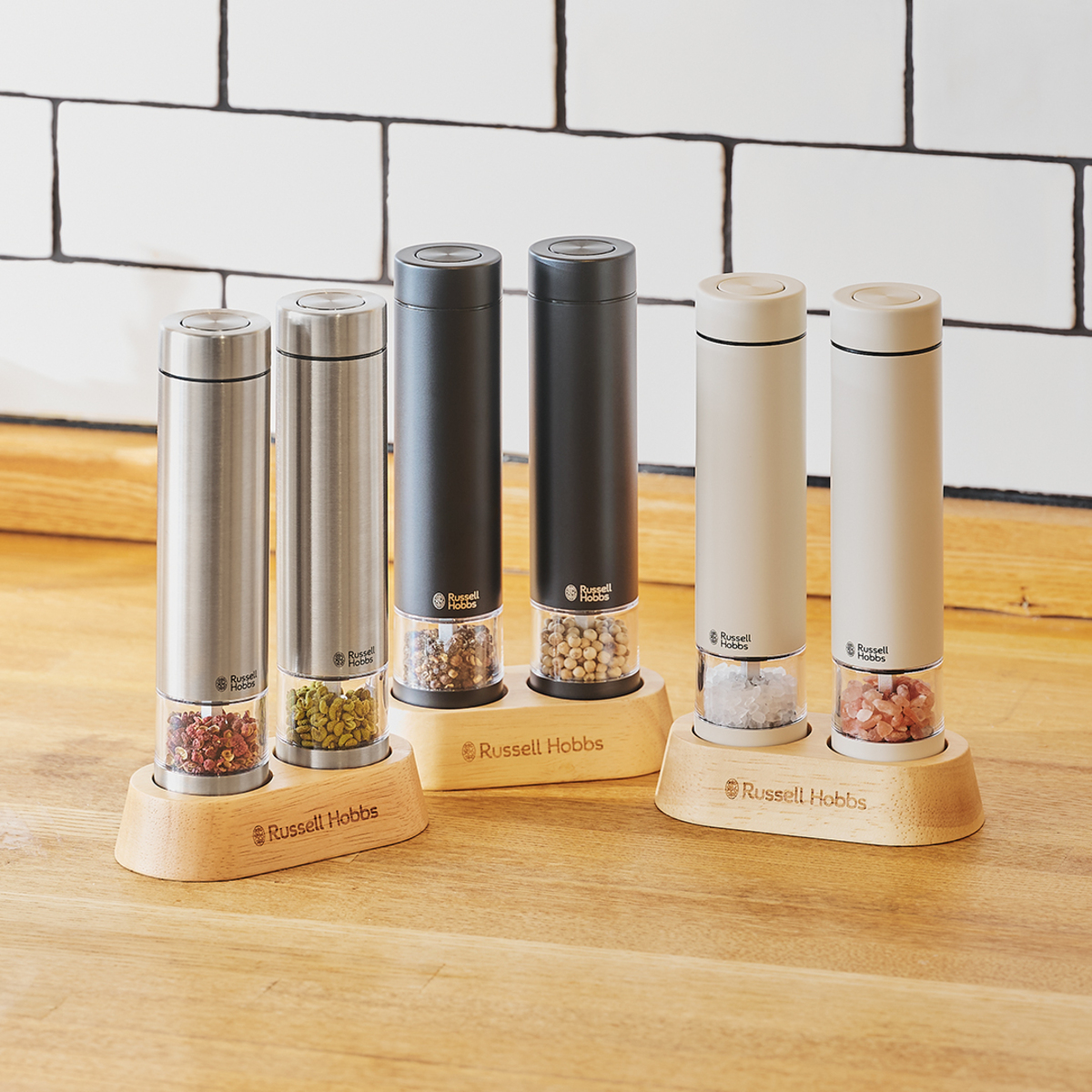 卓上に映えるステンレスミルの画像