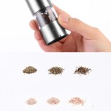 卓上に映えるステンレスミルの画像