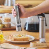 卓上に映えるステンレスミルの画像