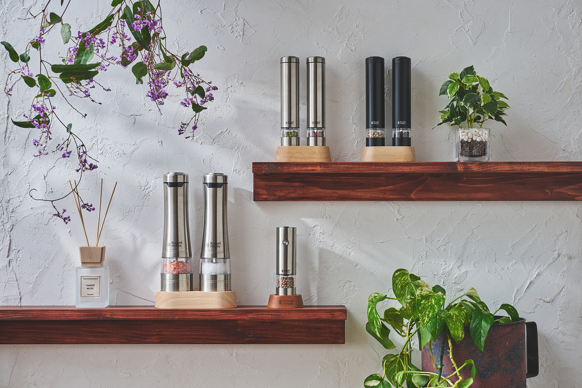 卓上に映えるステンレスミルの画像