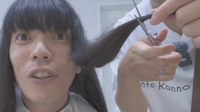 ロングヘアをカットした金属バット友保