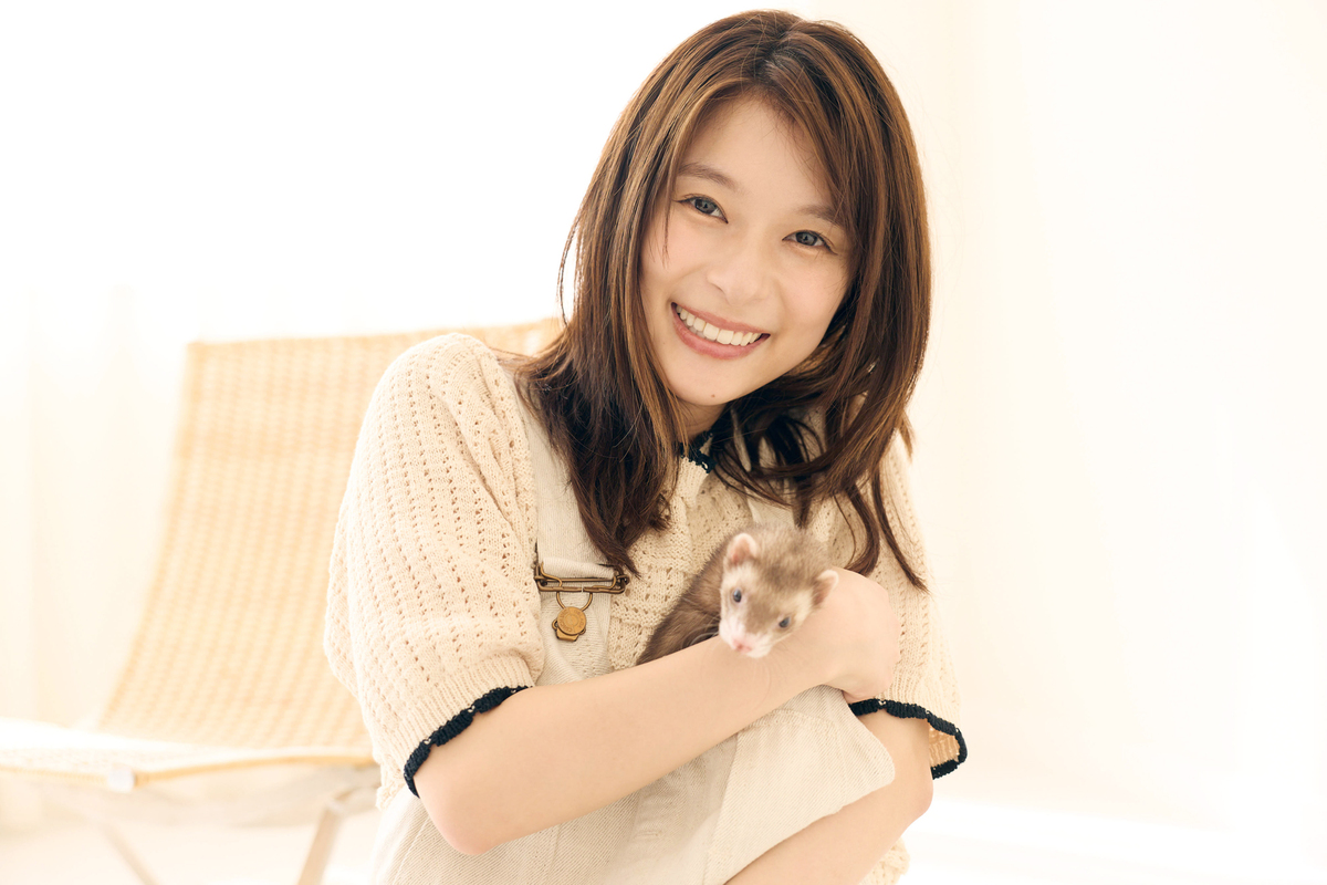 芳根京子、初のカレンダー発売で素の表情の画像