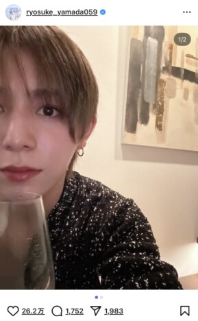 山田涼介、グラス片手に“ほろ酔い”セルフィ　頬を赤らめたプライベート感あふれる姿が大反響