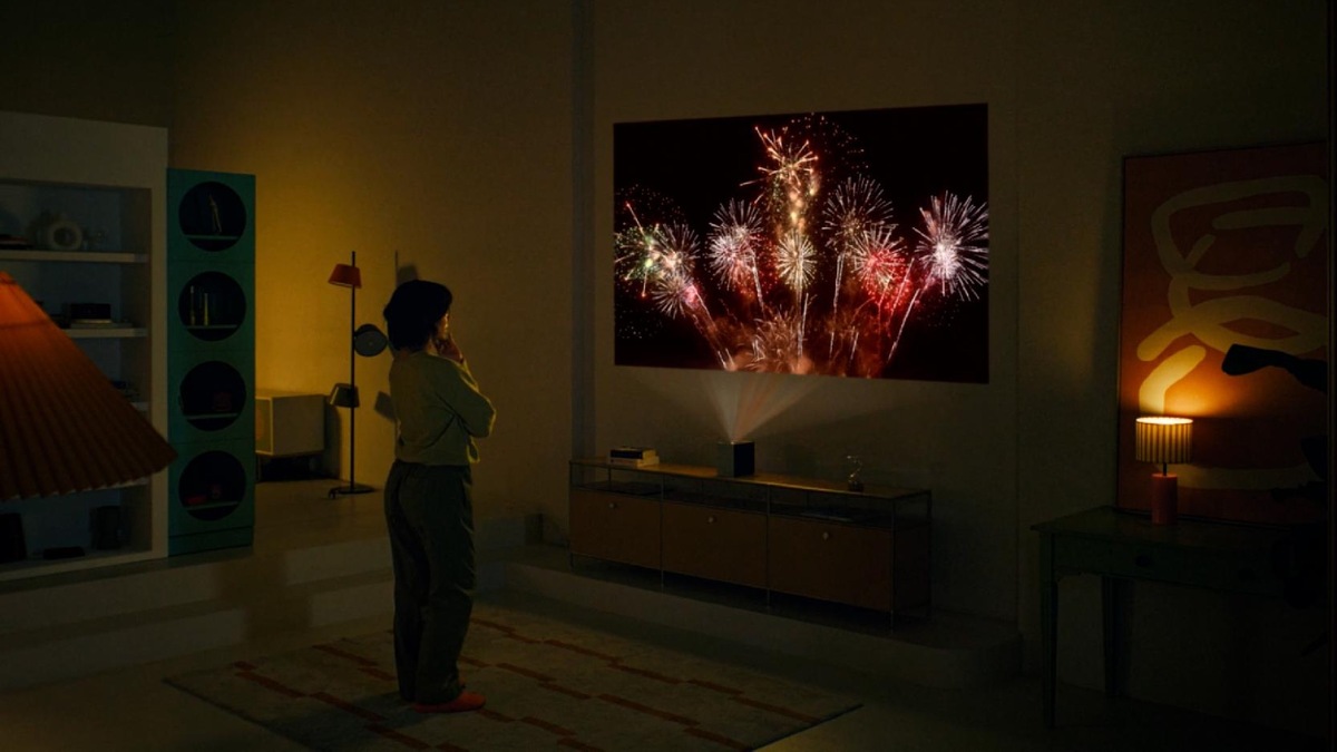 LG、壁8cmで映す4K映像の画像