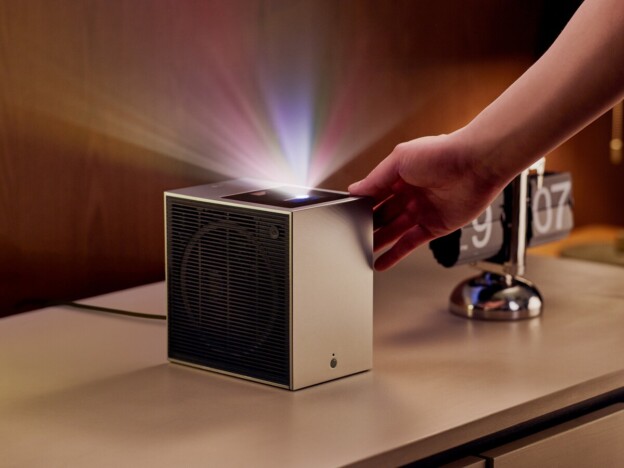 LG、壁8cmで映す4K映像