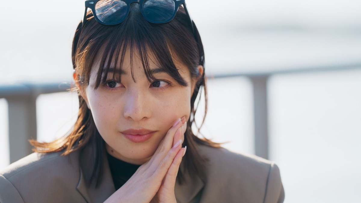 じっと見つめる