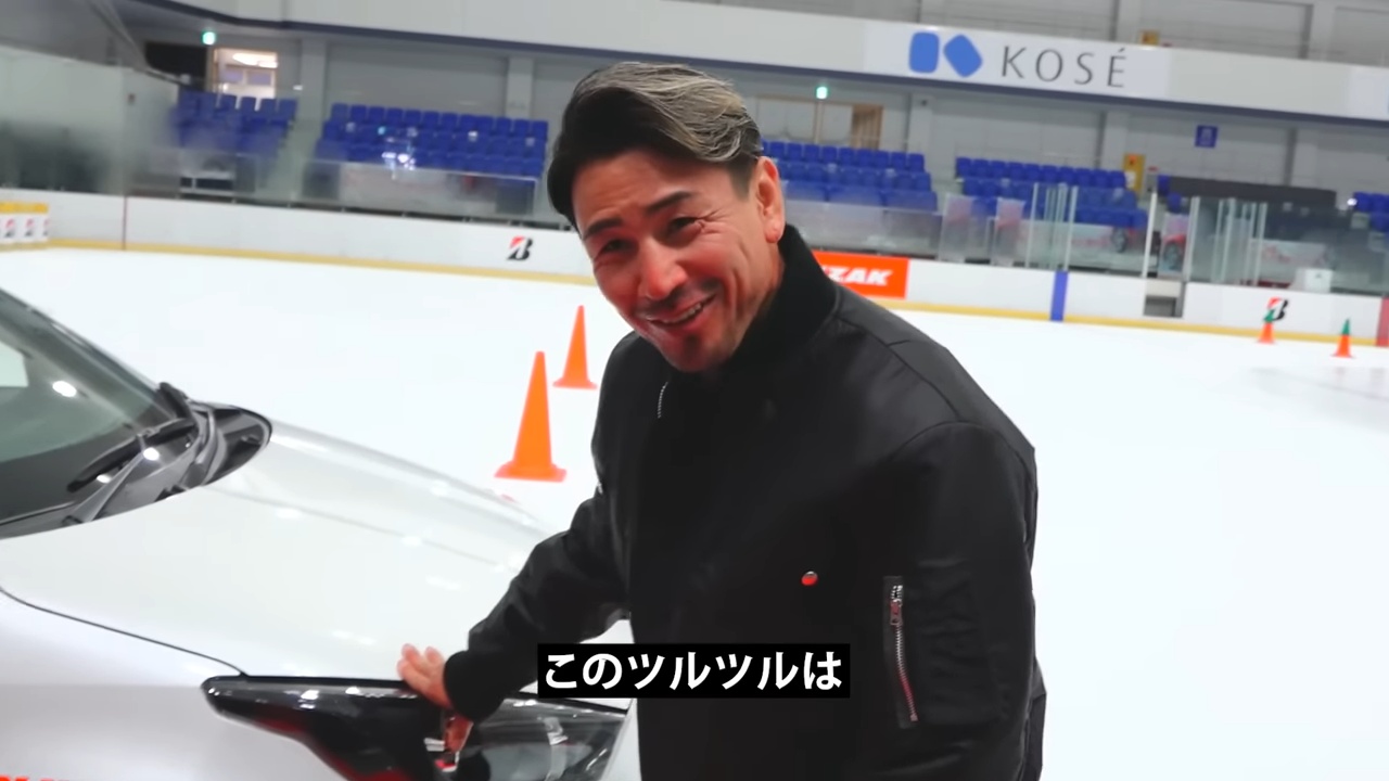 魔裟斗がスケートリンクで「タイヤ」の検証の画像